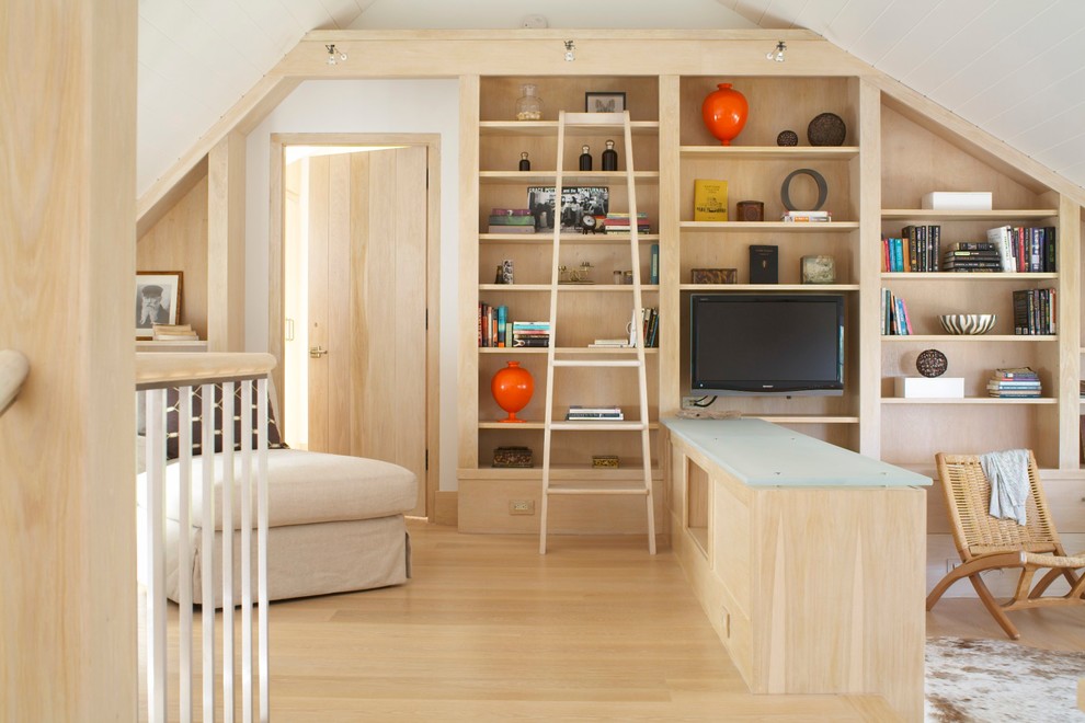Diseño de sala de estar tipo loft contemporánea con paredes beige, suelo de madera clara y televisor colgado en la pared