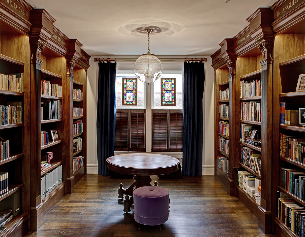 Cette image montre une salle de séjour victorienne fermée avec une bibliothèque ou un coin lecture, parquet foncé, aucune cheminée et aucun téléviseur.