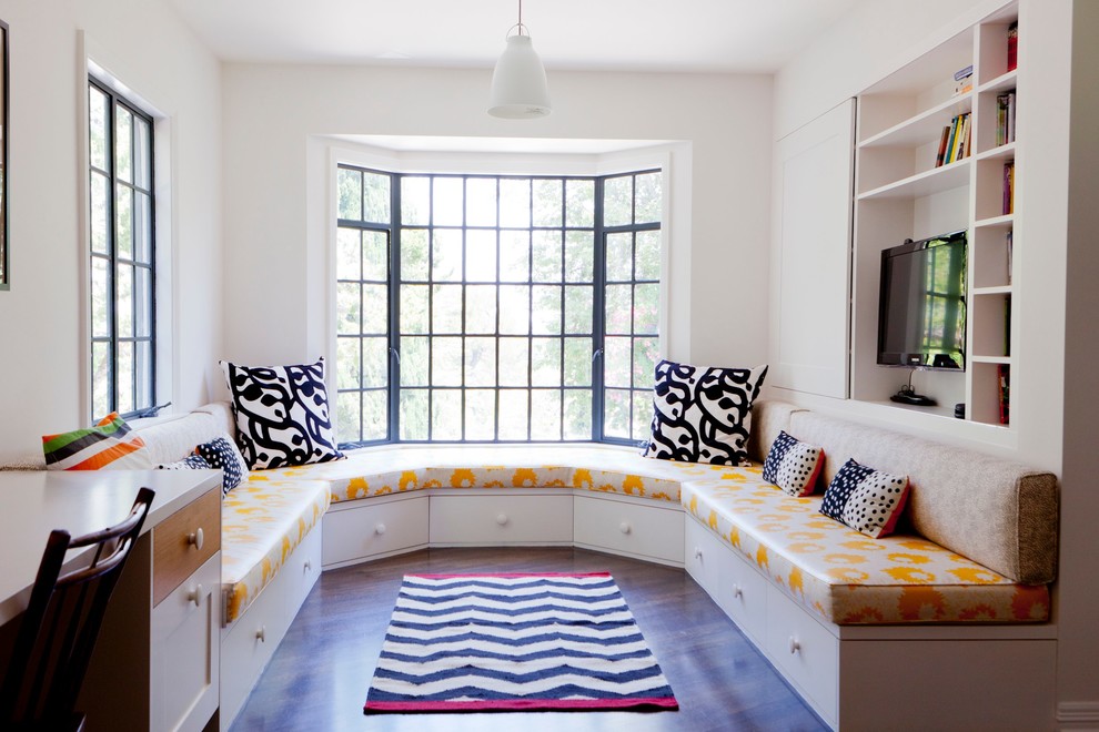 Klassisches Wohnzimmer mit weißer Wandfarbe, dunklem Holzboden und TV-Wand in Los Angeles