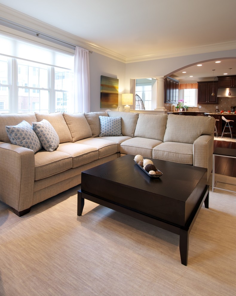 Inspiration pour une salle de séjour minimaliste de taille moyenne et ouverte avec un mur gris, parquet foncé et un sol marron.