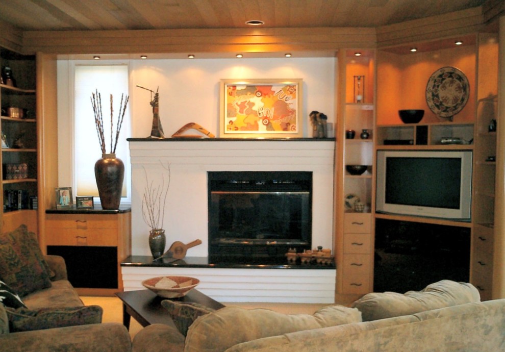 Пример оригинального дизайна: открытая гостиная комната среднего размера в стиле модернизм с коричневыми стенами, полом из керамогранита, стандартным камином, фасадом камина из кирпича и телевизором в углу