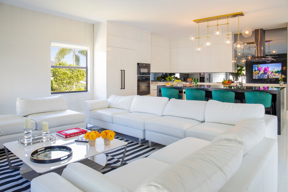 Großer, Offener Moderner Hobbyraum mit beiger Wandfarbe, Marmorboden, Hängekamin, verputzter Kaminumrandung, TV-Wand und weißem Boden in Miami