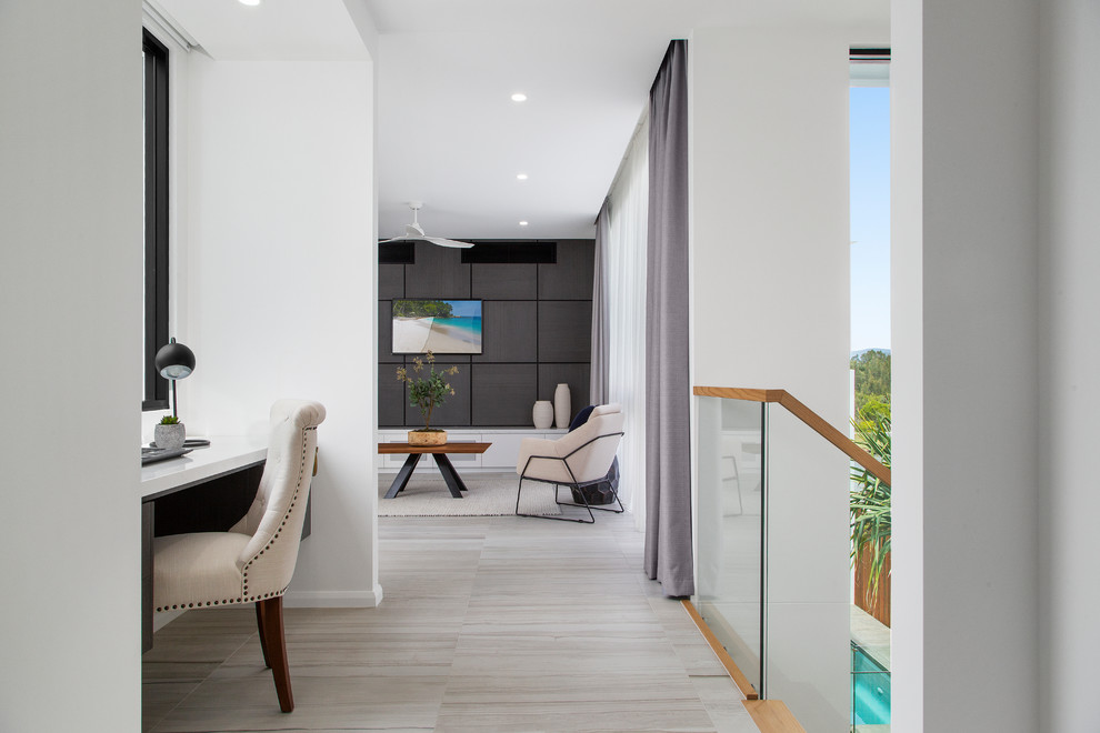 На фото: маленькая открытая гостиная комната в стиле модернизм с черными стенами, полом из керамогранита и телевизором на стене для на участке и в саду с