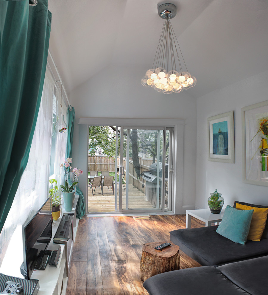 Foto di un piccolo soggiorno chiuso con sala giochi, pareti bianche, pavimento in legno massello medio, camino classico e TV autoportante