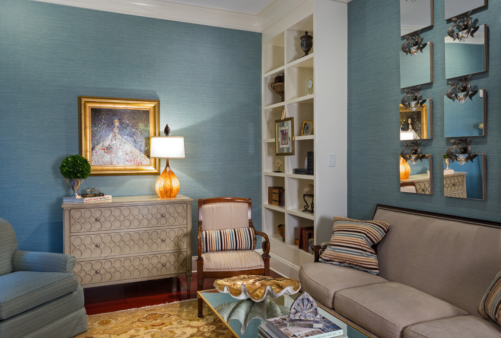 На фото: изолированная гостиная комната в классическом стиле с синими стенами и ковром на полу