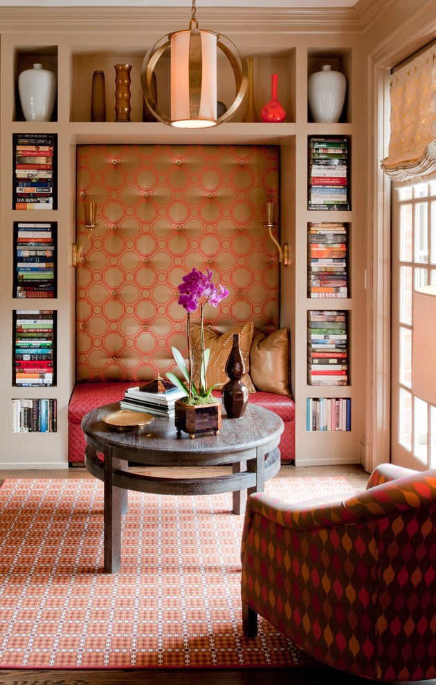 Diseño de sala de estar con biblioteca clásica renovada con paredes beige y alfombra
