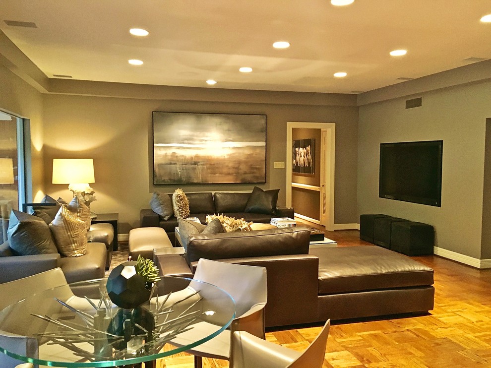 Источник вдохновения для домашнего уюта: изолированная гостиная комната среднего размера в стиле неоклассика (современная классика) с домашним баром, серыми стенами, фасадом камина из камня и телевизором на стене