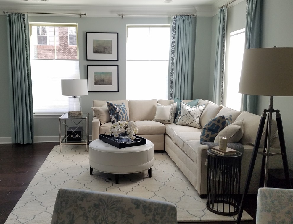 Ejemplo de sala de estar abierta minimalista de tamaño medio con paredes azules, suelo de madera oscura, televisor colgado en la pared y suelo marrón