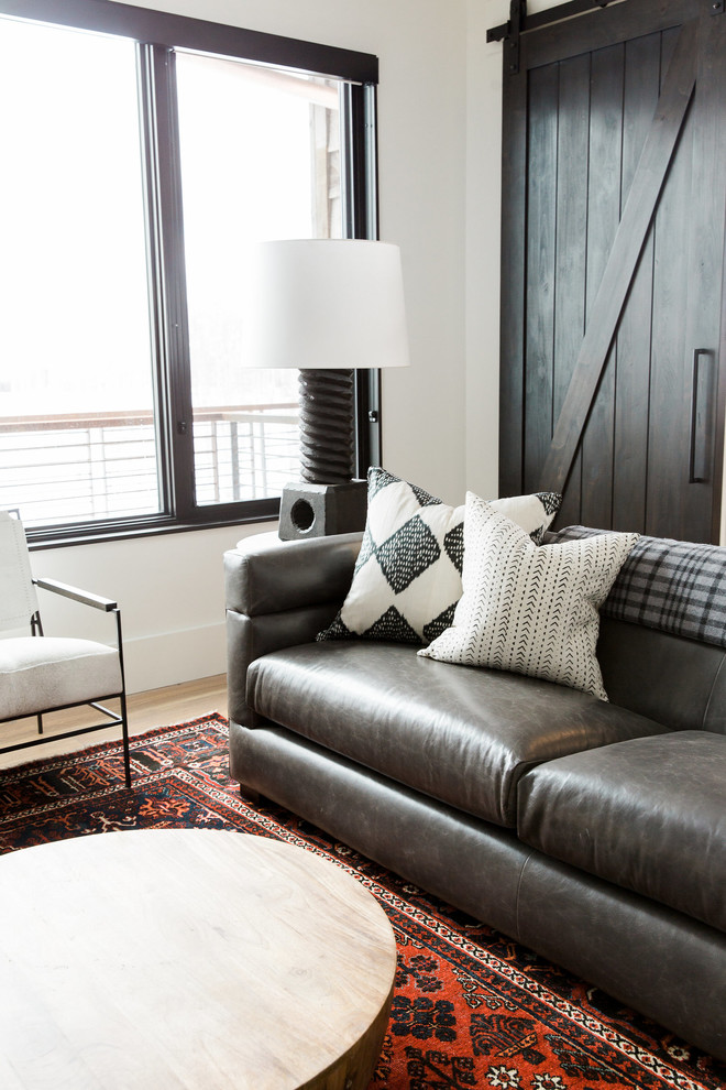 Foto de sala de estar clásica renovada sin televisor con paredes blancas y suelo de madera clara