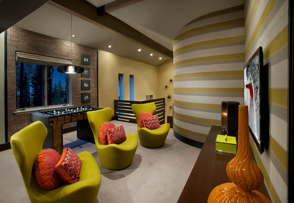 На фото: большая изолированная комната для игр в современном стиле с телевизором на стене и ковром на полу с