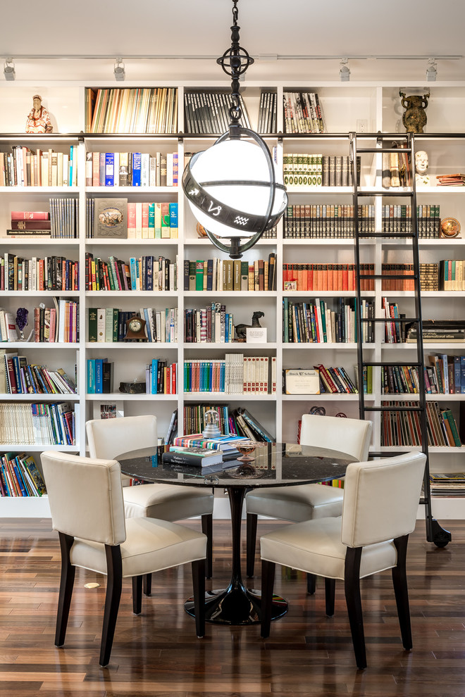 Foto de sala de estar con biblioteca abierta contemporánea grande sin chimenea y televisor con paredes blancas y suelo de madera en tonos medios