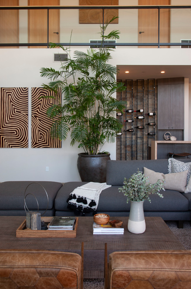 Großes, Offenes Modernes Wohnzimmer mit Hausbar, weißer Wandfarbe, Betonboden, Gaskamin, verputzter Kaminumrandung, Multimediawand und grauem Boden in San Diego