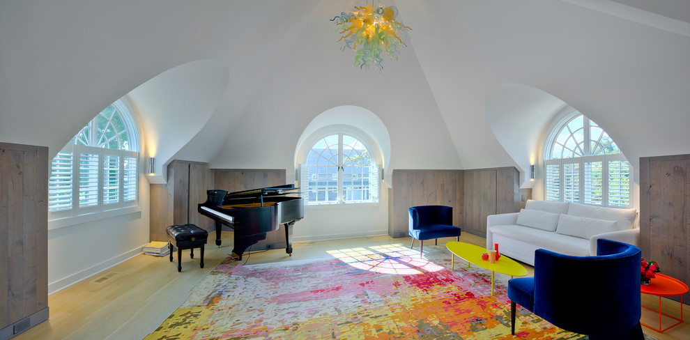 Idee per un soggiorno stile marinaro di medie dimensioni e aperto con sala della musica, pareti bianche, parquet chiaro, TV autoportante e pavimento beige