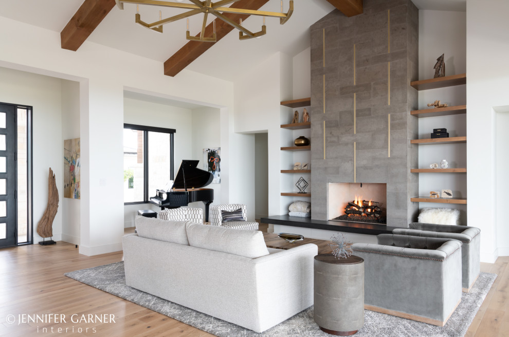 Inspiration pour une grande salle de séjour minimaliste ouverte avec un mur blanc, parquet clair, une cheminée standard et un manteau de cheminée en pierre.