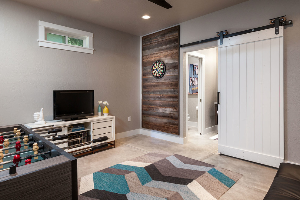 На фото: открытая комната для игр среднего размера в современном стиле с серыми стенами и бетонным полом с