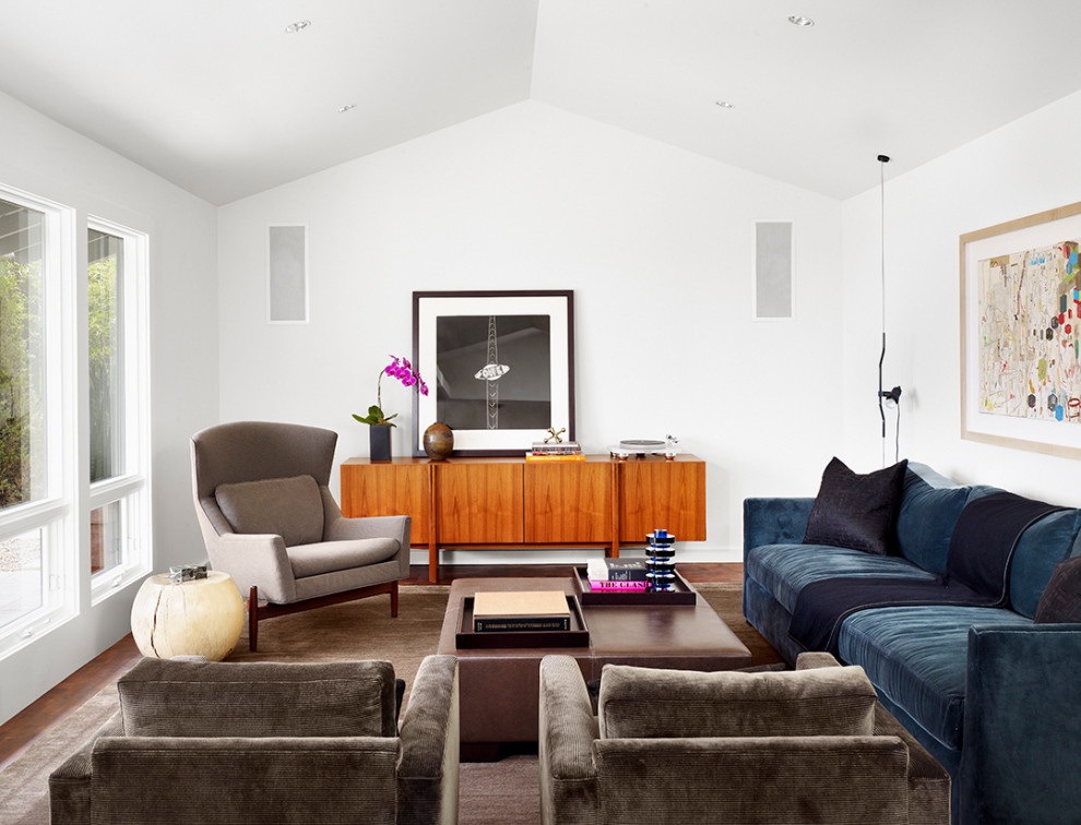 Modelo de sala de estar cerrada y abovedada retro de tamaño medio sin chimenea y televisor con paredes blancas