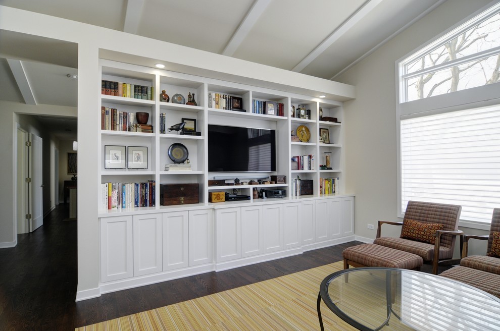 Foto de sala de estar abierta contemporánea con paredes blancas, suelo de madera oscura y pared multimedia