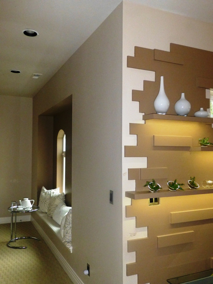 Foto de sala de estar contemporánea con paredes beige, moqueta y suelo beige