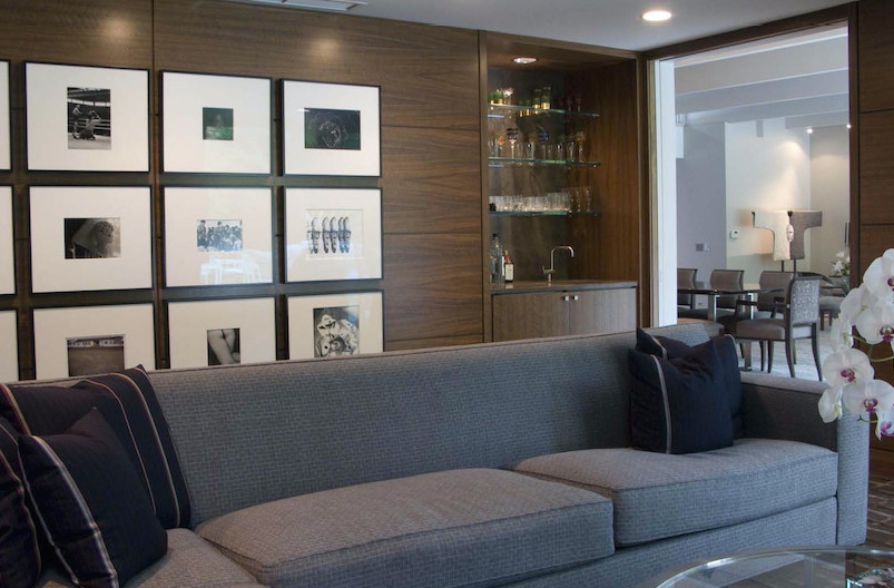 Foto de sala de estar con barra de bar cerrada contemporánea de tamaño medio con suelo de madera oscura