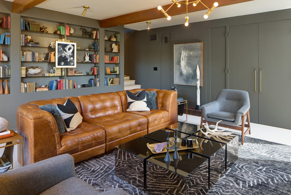 Imagen de sala de estar cerrada retro con paredes grises, moqueta, suelo blanco y alfombra
