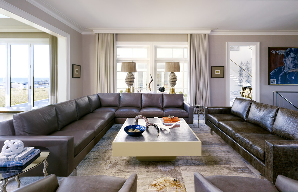 Großes, Offenes Modernes Wohnzimmer mit beiger Wandfarbe und Multimediawand in New York