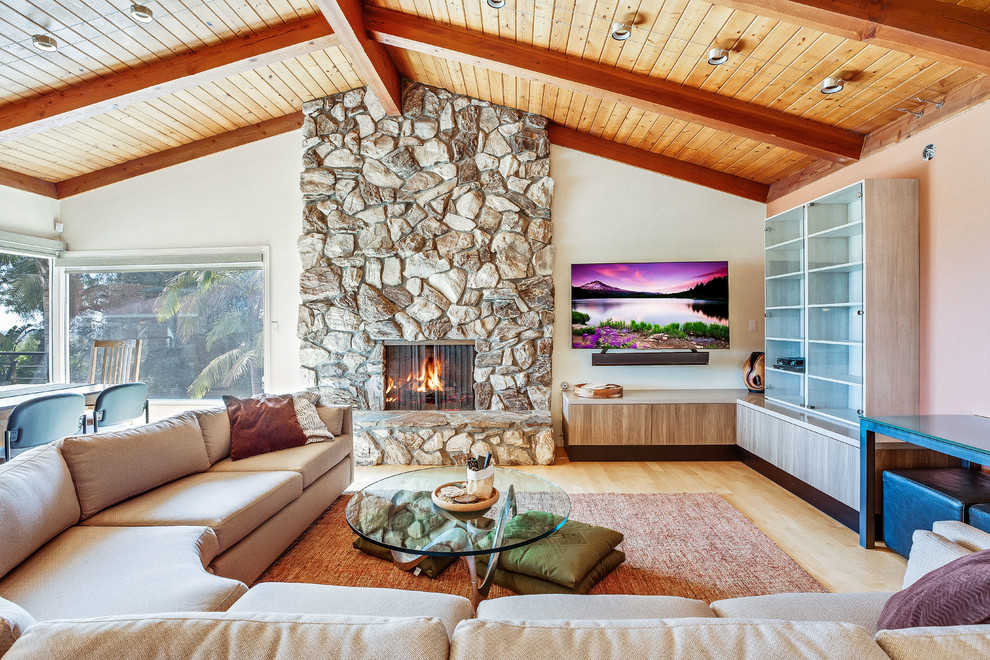 Источник вдохновения для домашнего уюта: открытая гостиная комната среднего размера в современном стиле с телевизором на стене