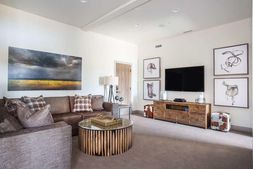 Imagen de sala de estar rural sin chimenea con moqueta y televisor colgado en la pared