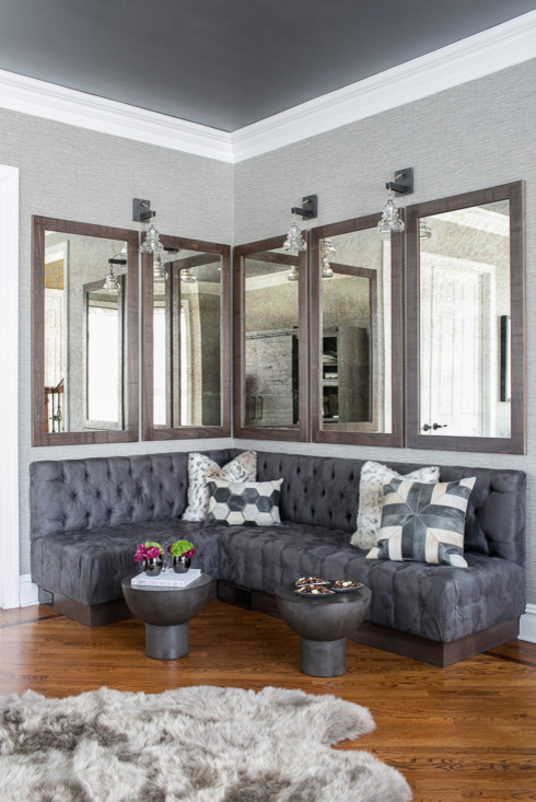Diseño de sala de juegos en casa abierta clásica renovada grande con paredes grises y suelo de madera clara
