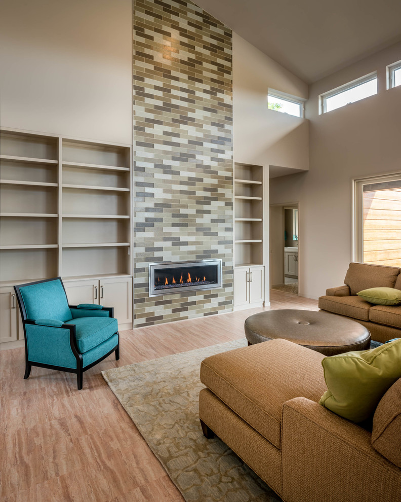 Cette image montre une grande salle de séjour minimaliste ouverte avec un mur beige, un sol en liège, une cheminée ribbon, un manteau de cheminée en carrelage et un sol beige.