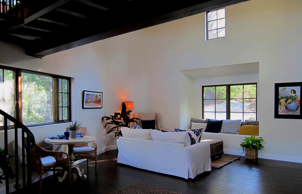 Mittelgroßes Mediterranes Wohnzimmer im Loft-Stil mit weißer Wandfarbe, dunklem Holzboden und braunem Boden in Santa Barbara