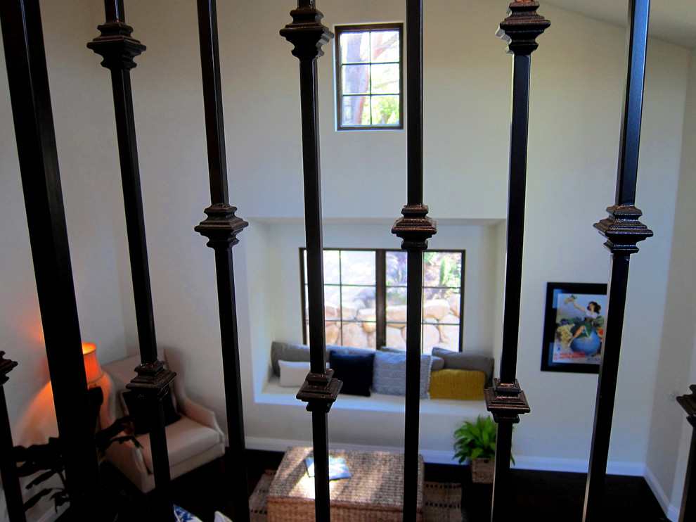 Источник вдохновения для домашнего уюта: двухуровневая гостиная комната среднего размера в средиземноморском стиле с белыми стенами, темным паркетным полом и коричневым полом