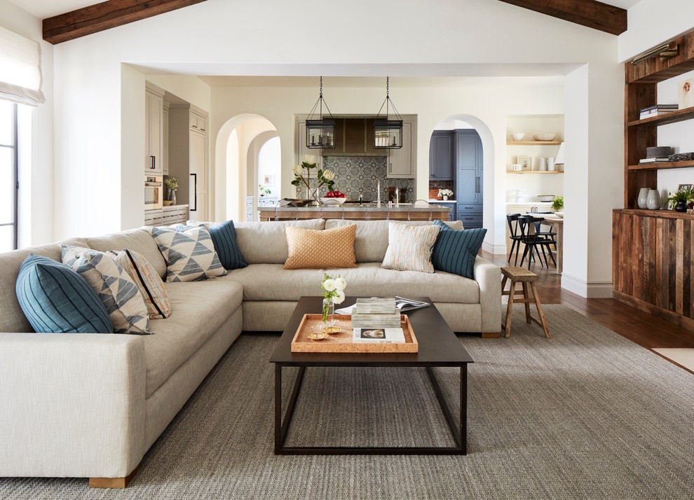 Immagine di un soggiorno chic aperto con pareti bianche, parquet scuro, pavimento marrone e tappeto
