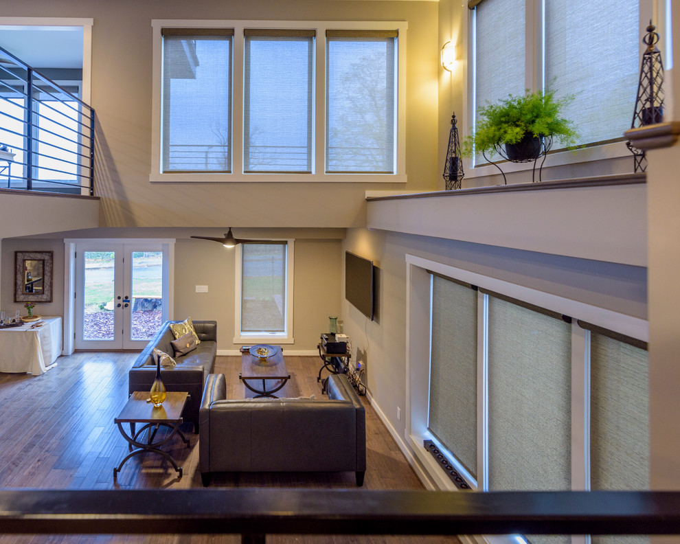 Стильный дизайн: открытая гостиная комната среднего размера в стиле модернизм с полом из бамбука, телевизором на стене и серыми стенами без камина - последний тренд