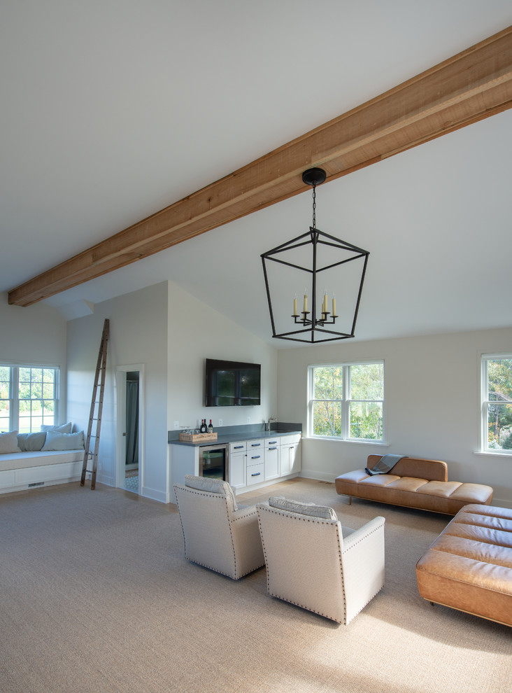 Modelo de sala de estar con barra de bar tipo loft de estilo de casa de campo grande con paredes blancas y moqueta