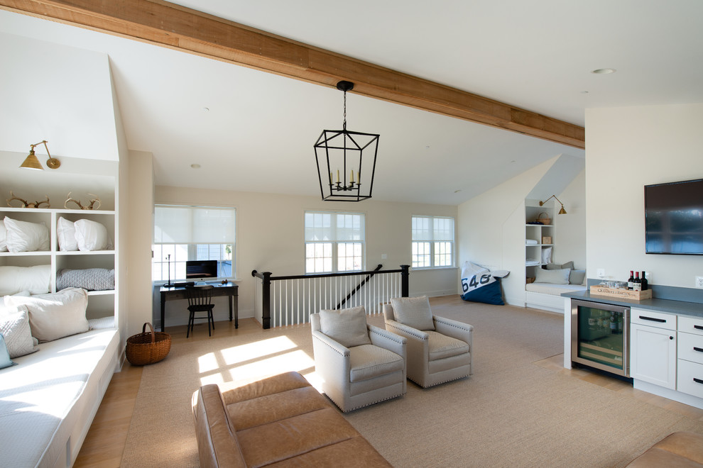 Modelo de sala de estar tipo loft de estilo de casa de campo grande con paredes blancas, suelo de madera en tonos medios, televisor colgado en la pared y suelo marrón