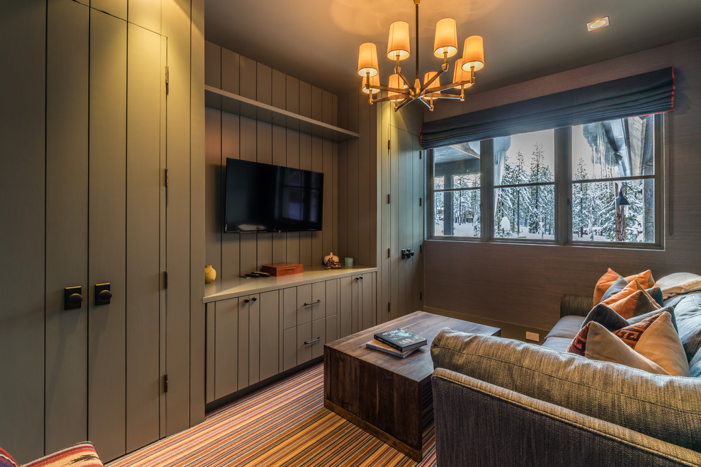 Diseño de sala de estar cerrada clásica renovada con paredes grises, moqueta, televisor colgado en la pared y suelo multicolor