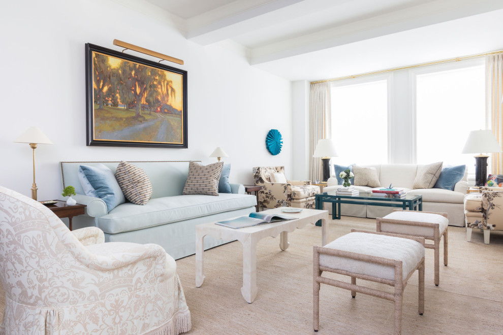 Ejemplo de sala de estar clásica renovada con paredes blancas y vigas vistas