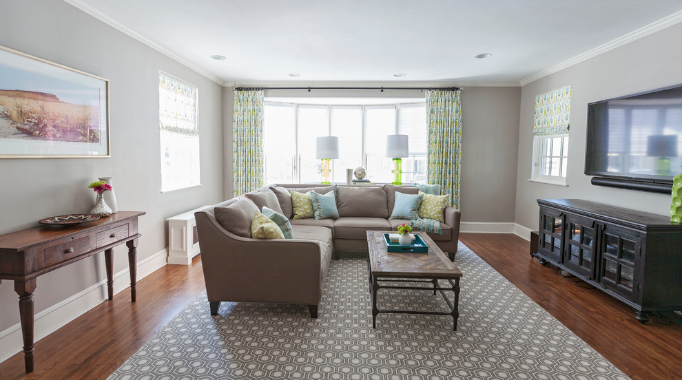 Diseño de sala de estar abierta tradicional de tamaño medio sin chimenea con paredes grises y suelo de madera en tonos medios