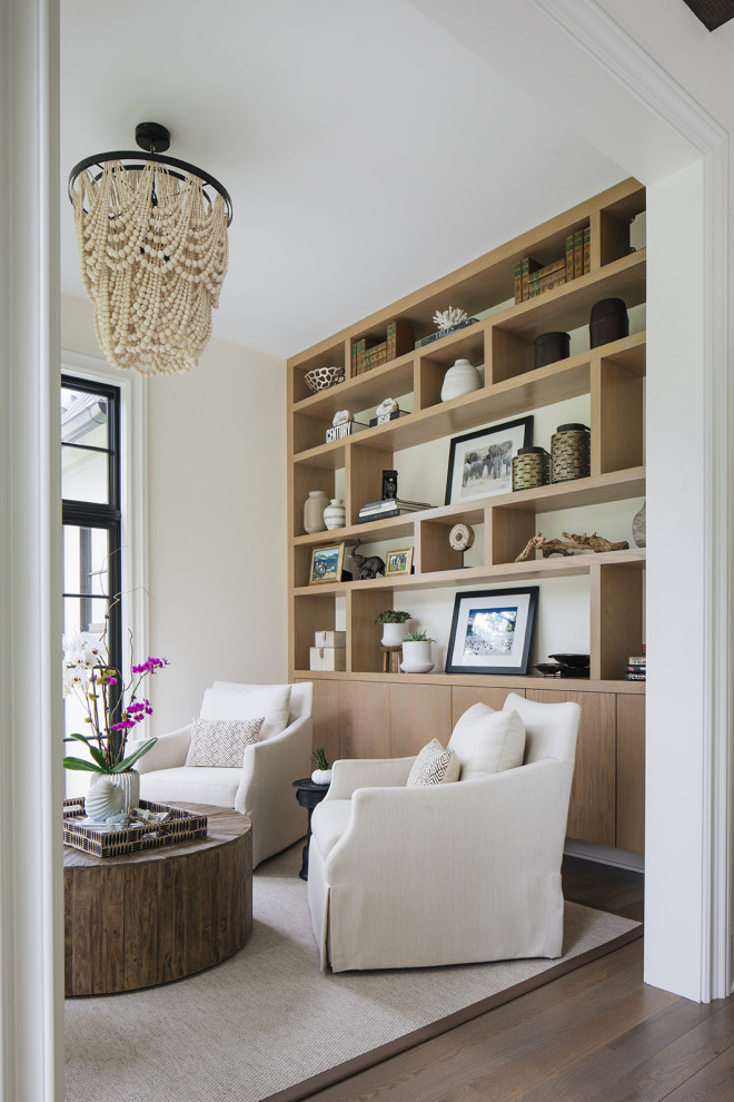 Imagen de sala de estar clásica renovada con paredes blancas, todas las chimeneas, marco de chimenea de hormigón y pared multimedia