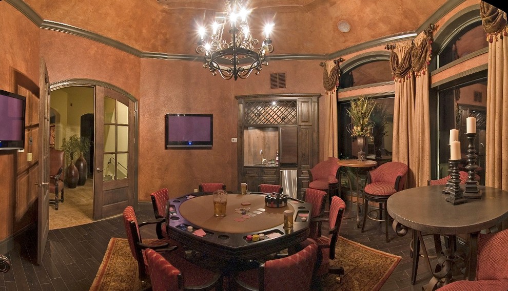 Immagine di un soggiorno tradizionale di medie dimensioni e chiuso con sala giochi, pareti marroni, parquet scuro, nessun camino e TV a parete