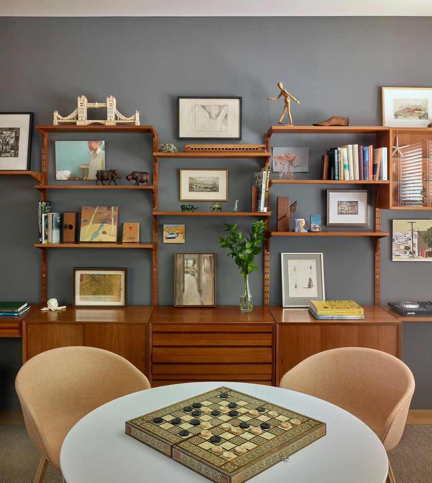 Ispirazione per un soggiorno minimalista di medie dimensioni con sala giochi, pareti grigie, parquet chiaro e pavimento beige