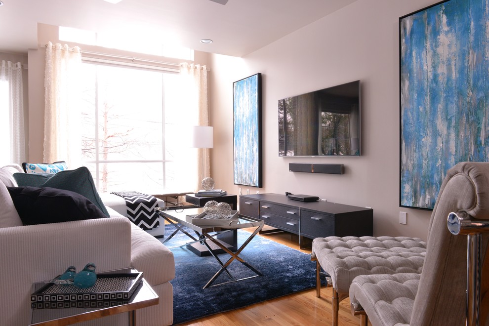 Großes Modernes Wohnzimmer ohne Kamin, im Loft-Stil mit grauer Wandfarbe, braunem Holzboden und TV-Wand in Dallas