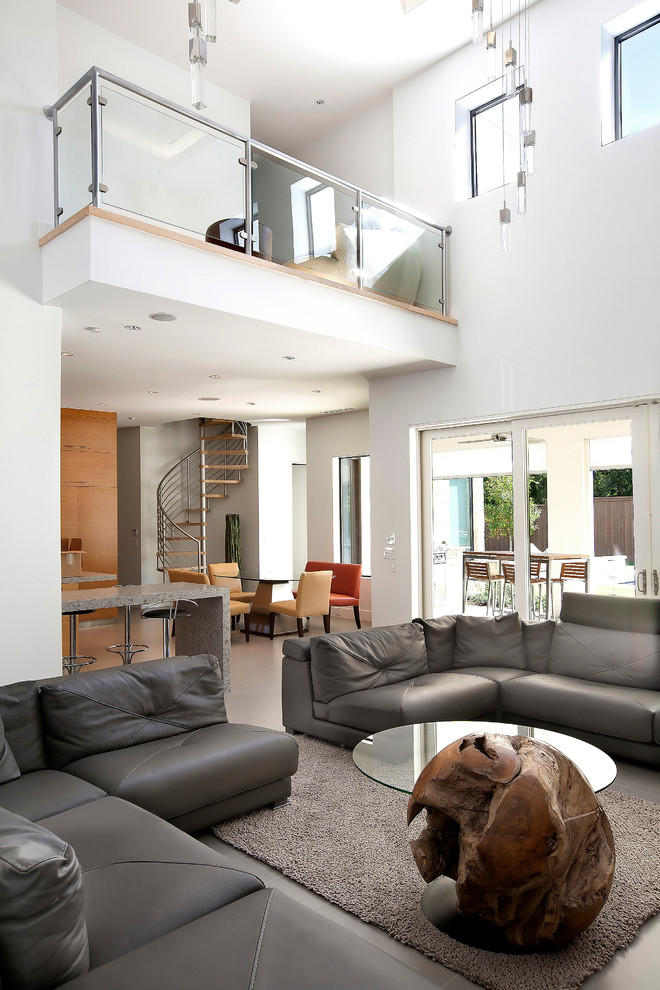 Стильный дизайн: открытая гостиная комната в современном стиле с белыми стенами и серым полом - последний тренд
