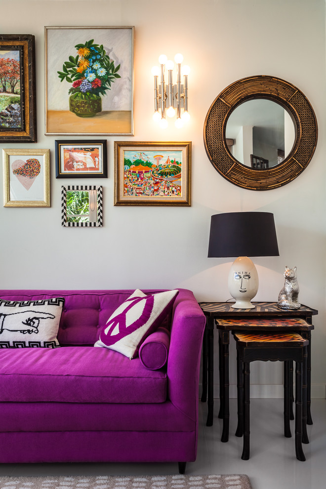 Foto di un piccolo soggiorno design con pareti bianche e pavimento in gres porcellanato