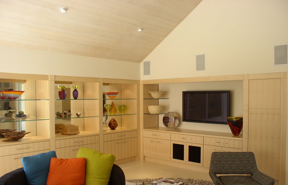 Immagine di un soggiorno moderno di medie dimensioni e chiuso con pareti beige, parquet chiaro e TV a parete