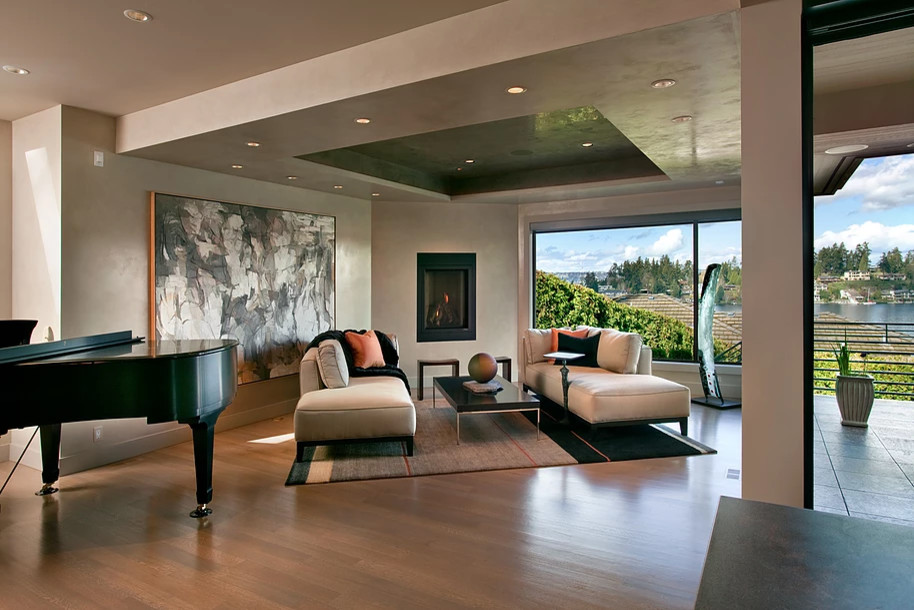 Cette photo montre une grande salle de séjour moderne ouverte avec une salle de musique, un mur beige, un sol en bois brun, une cheminée standard, un manteau de cheminée en métal et un sol marron.
