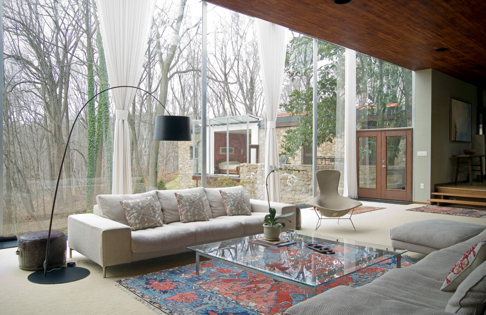 Diseño de sala de estar abierta moderna con suelo beige