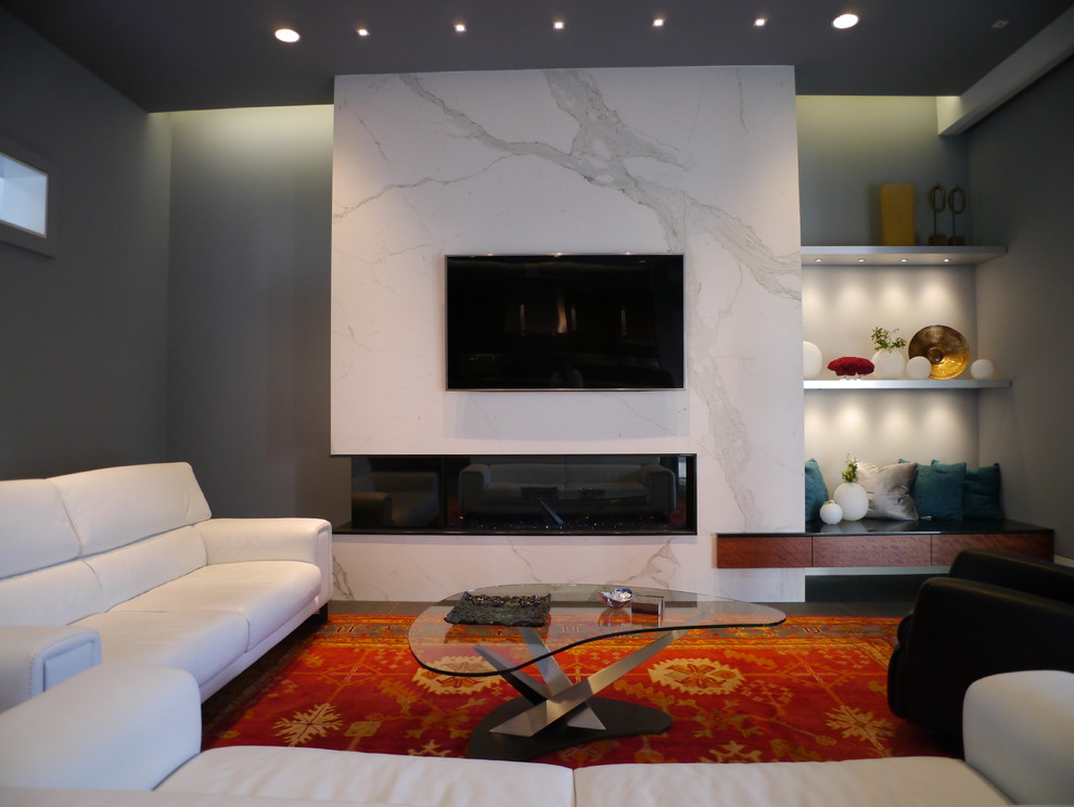 Großes, Offenes Modernes Wohnzimmer mit weißer Wandfarbe, Gaskamin, Kaminumrandung aus Stein, TV-Wand und Teppichboden in Houston
