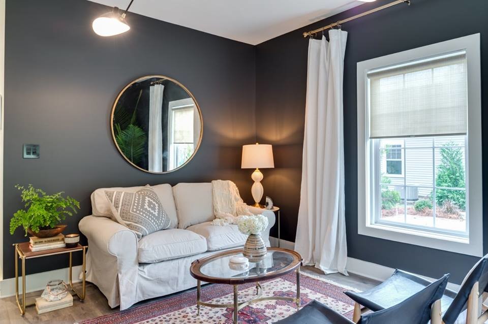 Mittelgroßes, Abgetrenntes Klassisches Wohnzimmer ohne Kamin mit schwarzer Wandfarbe und Vinylboden in Kansas City