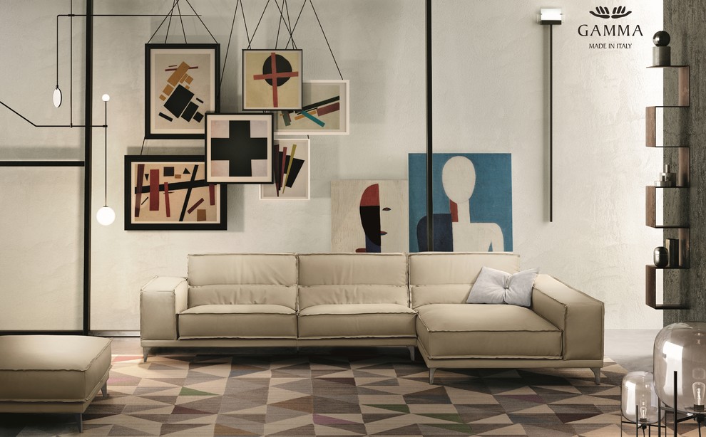 Imagen de sala de estar abierta actual grande sin televisor con paredes beige, suelo de cemento y suelo beige